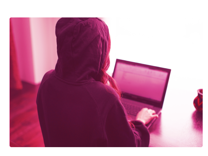 mulher hacker mexendo em seu computador e desvendando a dark web