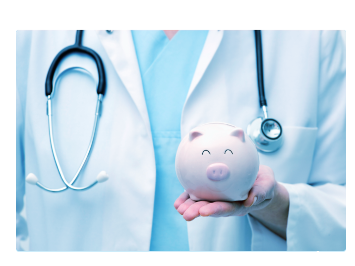 Médica com o porquinho na mão ilustrando a saúde financeira de sua vida e vendo como melhorar ainda mais