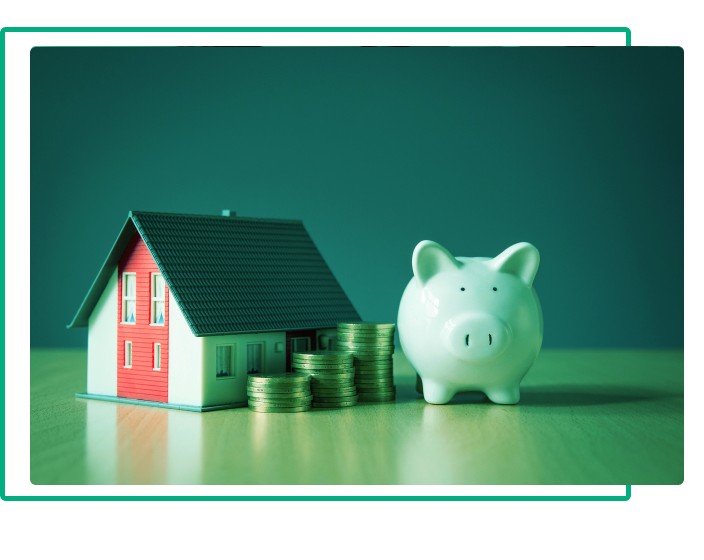Imagem de um imóvel ao lado de um porquinho de dinheiro para ilustrar o artigo que fala sobre empréstimo com garantia de imóvel