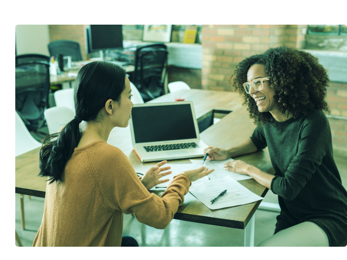 Mulheres conversando dentro de uma instituição financeira