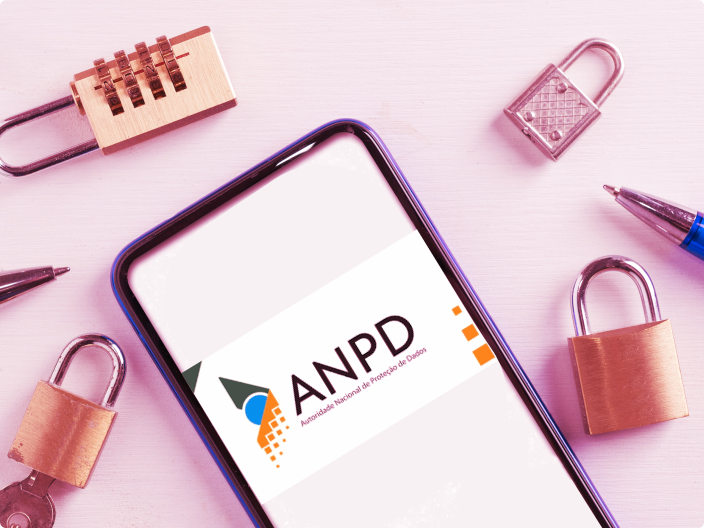 Um celular com o logo da Autoridade nacional de proteção de dados para ilustrar o artigo da serasa com as especificações da ANPD