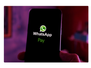 Homem segurando o celular e aprendendo mais sobre o serviço do whatsapp pay
