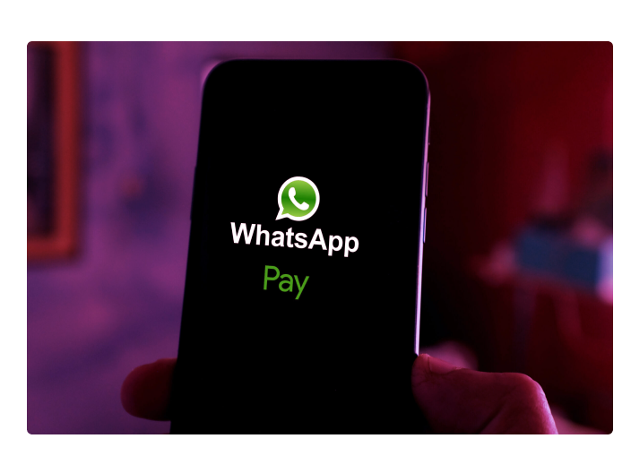 Homem segurando o celular e aprendendo mais sobre o serviço do whatsapp pay