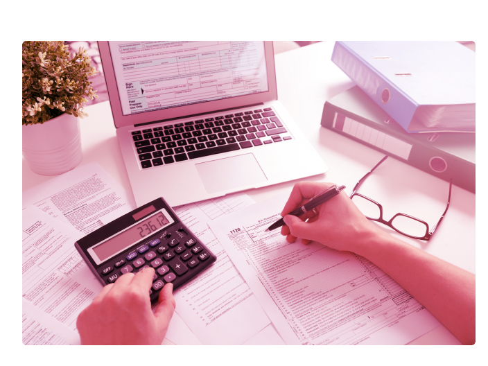 Homem com papéis, notebook e calculadora para fazer o seu planejamento financeiro pessoal