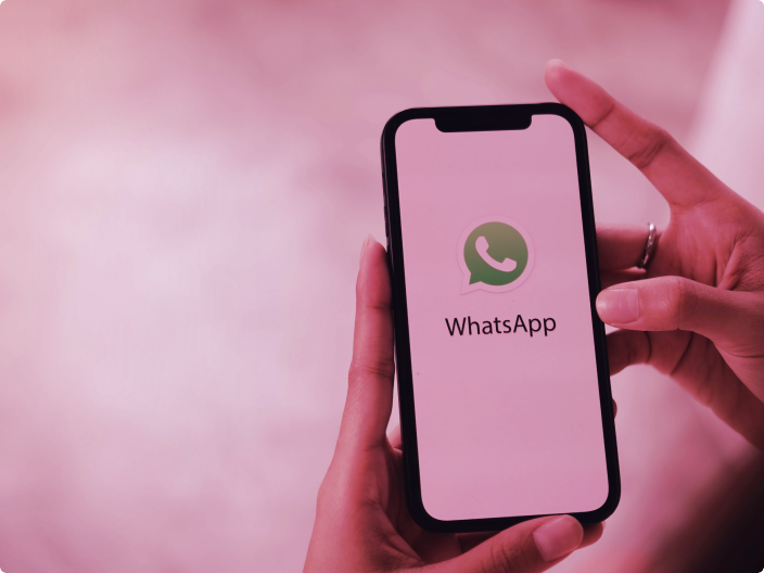 Celular na mão mostrando o aplicativo do whatsapp para ilustrar o artigo que fala sobre as mensagens protegidas por criptografia