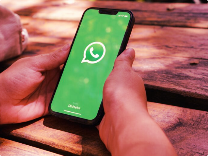 Homem logando em seu app do whatsapp para ilustrar o artigo que fala sobre o porque que os pagamentos pelo whatsapp não pegaram no brasil