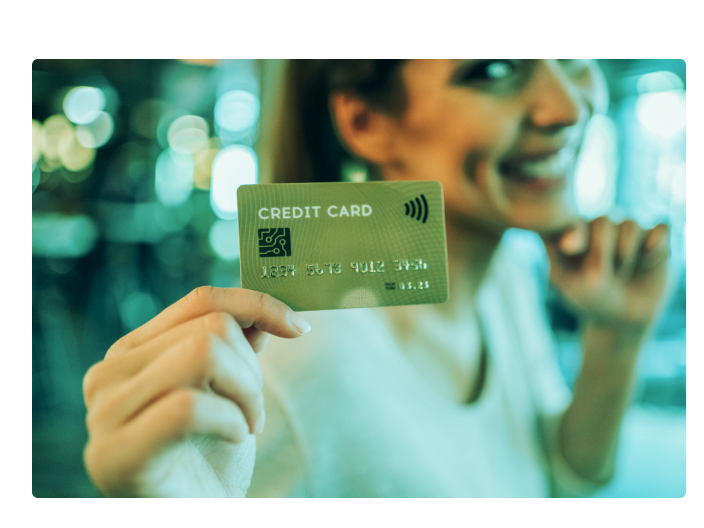 Mulher segurando seu novo cartão de crédito pedido pela Serasa eCred após ler como pedir cartão para negativado