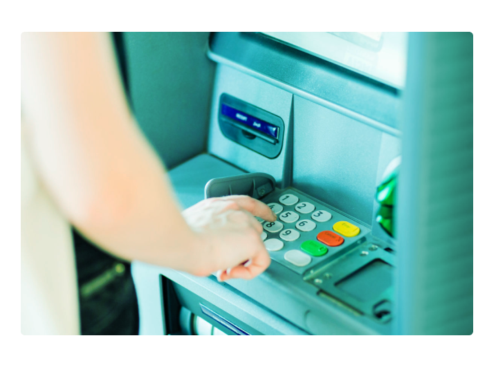 Conferindo no caixa eletrônico do seu banco se estão fazendo o empréstimo com garantia do FGTS