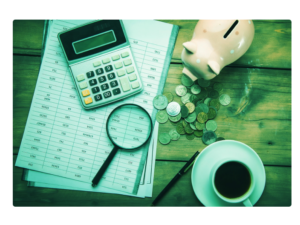 Calculadora com papel de notas para mostrar os números de encargos de financiamento