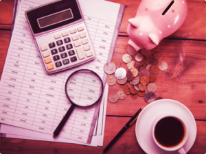 Calculadora com papel de notas para mostrar os números de encargos de financiamento