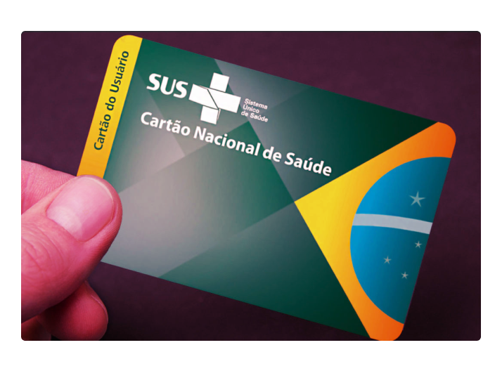 segurando um cartão do sus para ilustrar o artigo que ensinar a consultar o número do seu cartão do sus pelo CPF