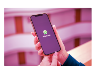 Mulher vendo como que funciona o pagamento pelo whatsapp no whatsapp pay