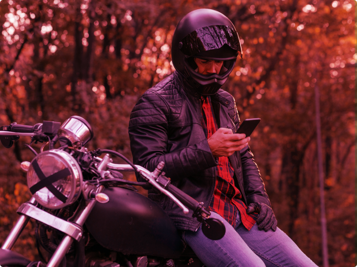 motociclista conferindo em seu celular a novidade do primeiro feirão limpa nome para motociclistas