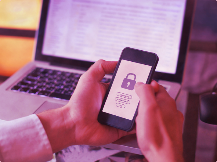 Homem utilizando os melhores aplicativos atuais para proteger seu celular e evitar que ele tenha o número clonado