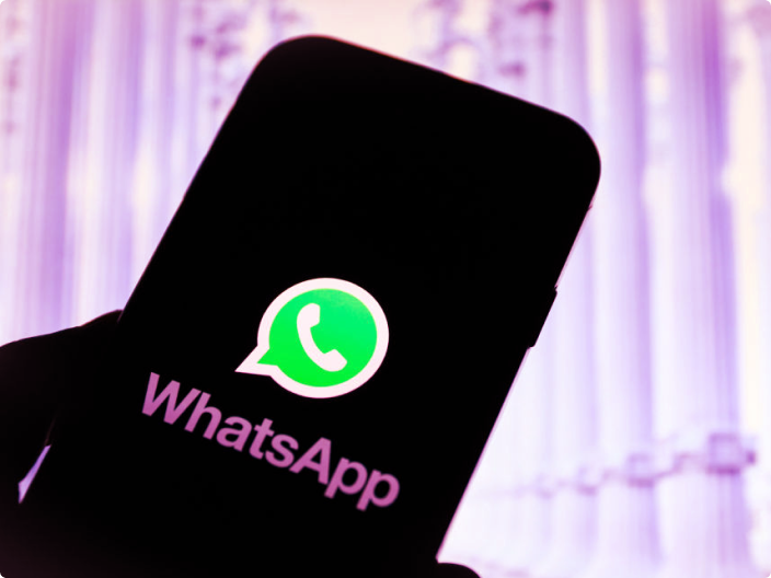 Mexendo em seu celular e entrando no aplicativo do whatsapp após ler o artigo sobre o trava zap e ver como evita-lo