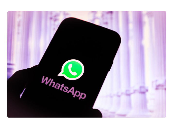 Mexendo em seu celular e entrando no aplicativo do whatsapp após ler o artigo sobre o trava zap e ver como evita-lo