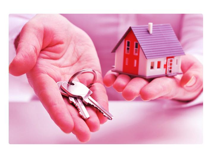 Homem segurando uma casinha em uma mão e na outra as chaves para ilustrar o artigo aonde fala sobre o direto do usufruto