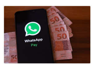 Celular no whatsapp com dinheiro abaixo para ilustrar a funcionalidade do whatsapp pay