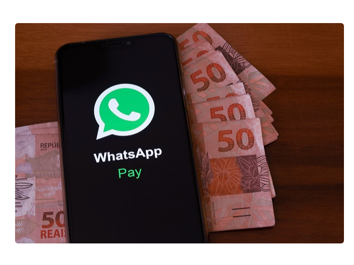 Celular no whatsapp com dinheiro abaixo para ilustrar a funcionalidade do whatsapp pay