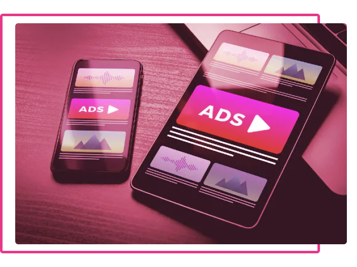 Celular e tablet um ao lado do outro mostrando os anúncios de vendas que produtores de conteúdo