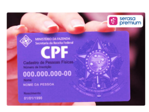 Homem segurando o cpf em suas mãos e entendendo como que funciona o sistema antifraude cpf da Serasa