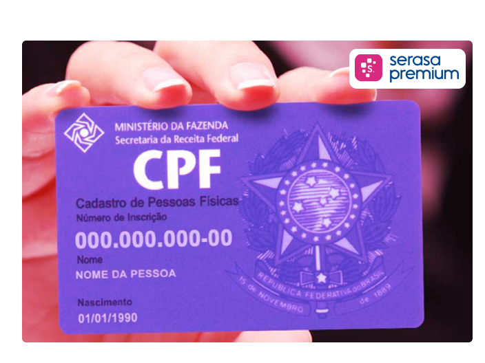 Homem segurando o cpf em suas mãos e entendendo como que funciona o sistema antifraude cpf da Serasa