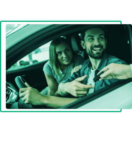 Casal feliz ao conseguir comprar um carro novo