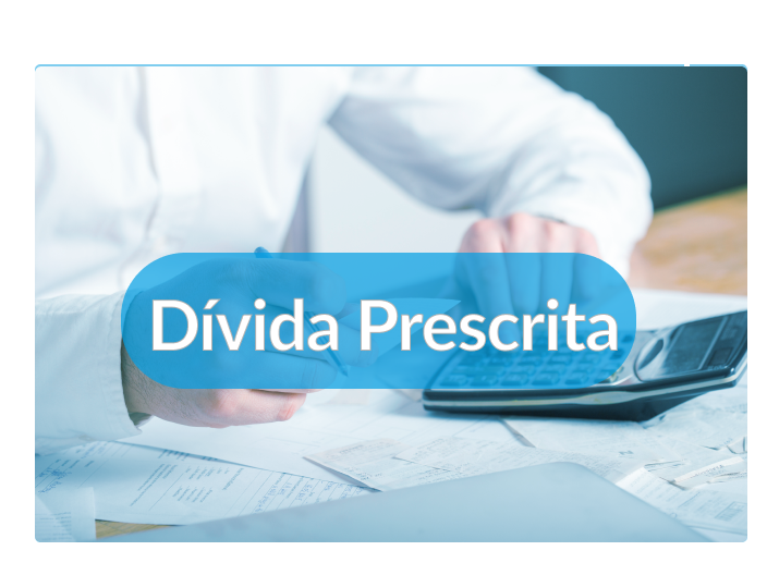 Homem fazendo o cálculo de todas as suas dívidas e dando uma olhada sobre dívida prescrita