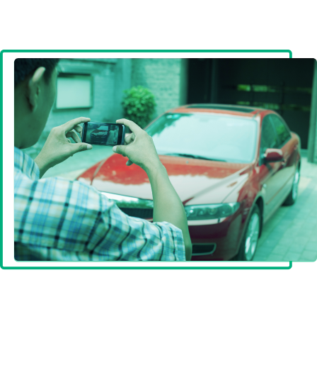 Homem tirando foto do seu carro para criar um anúncio de venda pela creditas