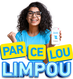 Imagem de mulher negra, de óculos e camisa azul, sorrindo e comemorando com os braços enquanto segura um celular. Abaixo desta imagem, o logo da campanha "Parcelou, Limpou".