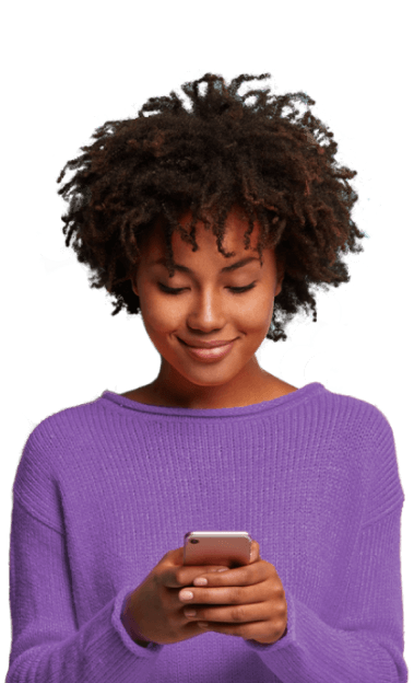Usuário utilizando celular para acessar a conta Serasa Premium
